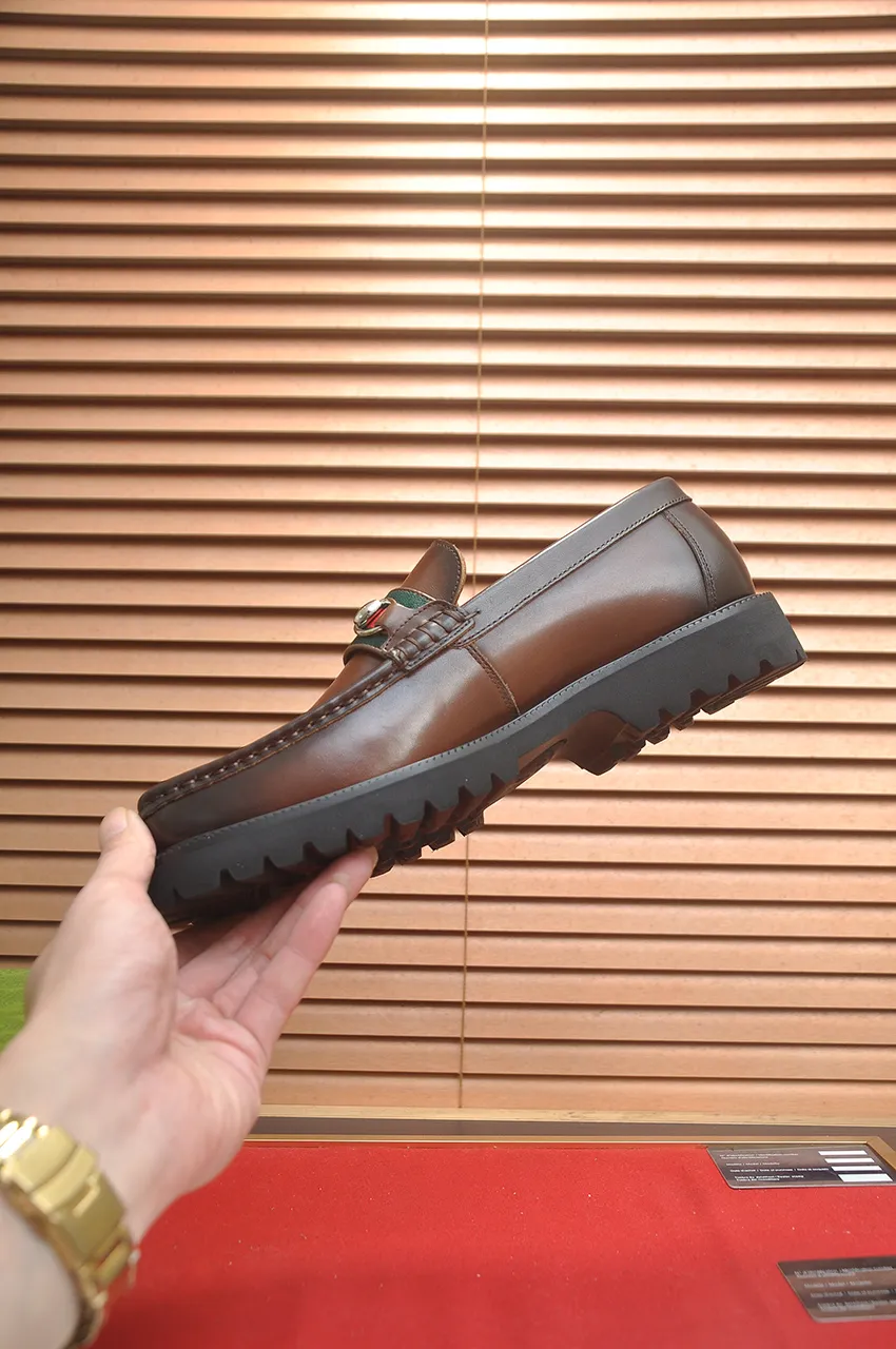 Men's shoes💰560💶Italy's top luxury men's shoe giant (GUCCI) (Gucci) (full cowhide lining) new arrival🍃Original European style🔰 Pleasant to the eye😍In order to make the shoes more durable and non-deformable🌀The production continues to follow traditional methods but there is still no lack of innovation💪Choose original sheepskin for the leather♻️ Smooth and natural And extra bright ⭐Made of imported cowhide, the first choice of rich people 38-45 (45 customized)